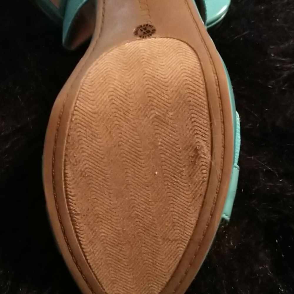 Beautiful Turquoise Patent Heels! - Picture 5 of 10
